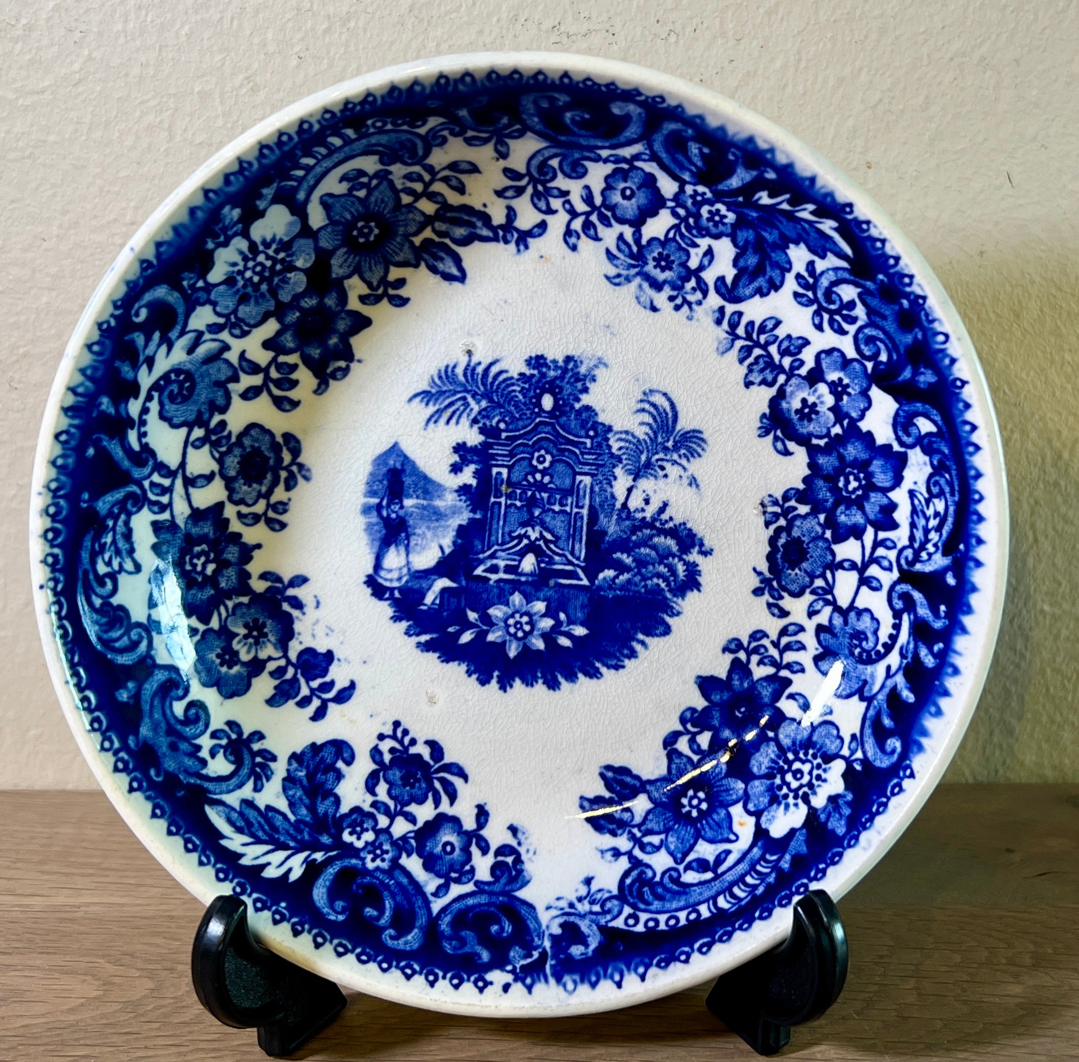 Teller/Untertasse – tieferes Modell – Boch Frères – Dekor FONTAINE in – Rambling Rose Servies & Brocante