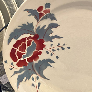 Essteller - Nimy - gesprühtes Dekor in Rot mit grau/blauen stilisierten Blumen