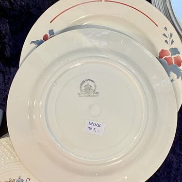 Essteller - Nimy - gesprühtes Dekor in Rot mit grau/blauen stilisierten Blumen