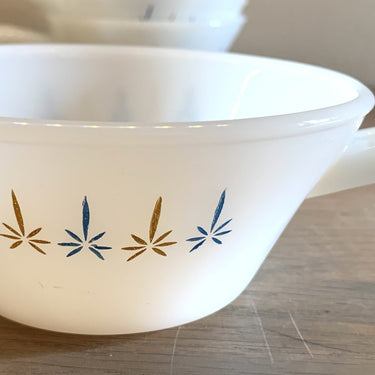 Soepkom / soeptas - met handvat - Fire King Anchor Hocking - wit melkglas met blauw/geel decor