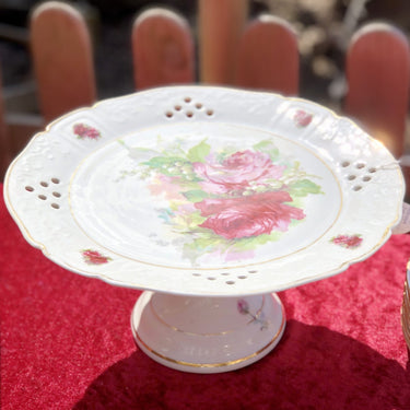 Taartschaal / gebakschaal - op voet - porselein - décor van rozen, meibloem