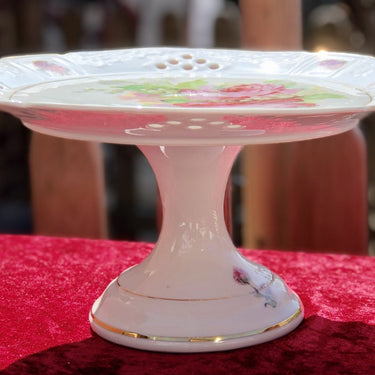 Taartschaal / gebakschaal - op voet - porselein - décor van rozen, meibloem