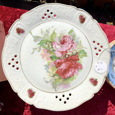 Taartschaal / gebakschaal - op voet - porselein - décor van rozen, meibloem