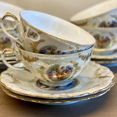 Cup and saucer - Bavaria - mother of pearl base and gold-coloured accents and ear - scalloped edge