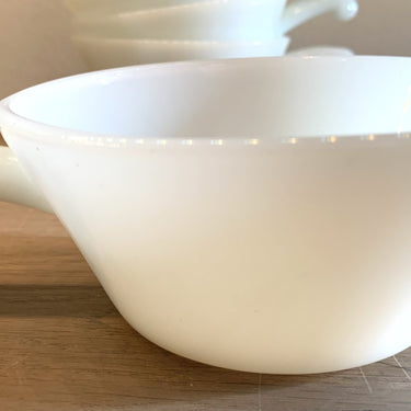 Soepkom / soeptas - met handvat - Fire King Anchor Hocking - wit melkglas