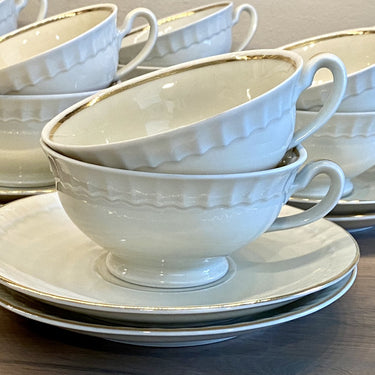 Tasse und Untertasse - Porzellan - Mosa - cremeweiß mit goldfarbener Bordüre an der Innenseite des Tassen- und Untertassenrandes und einer Art gezacktem Relief