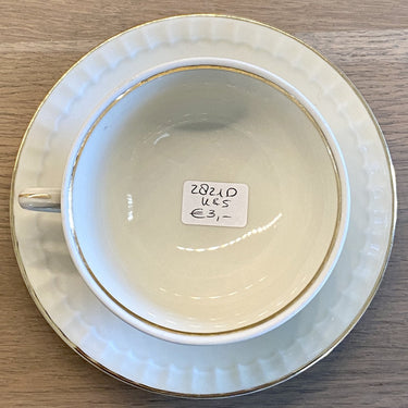 Tasse und Untertasse - Porzellan - Mosa - cremeweiß mit goldfarbener Bordüre an der Innenseite des Tassen- und Untertassenrandes und einer Art gezacktem Relief