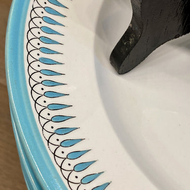 Dinner plate - Wedgwood - decor of azure blue hand-painted leaf garland on the edge