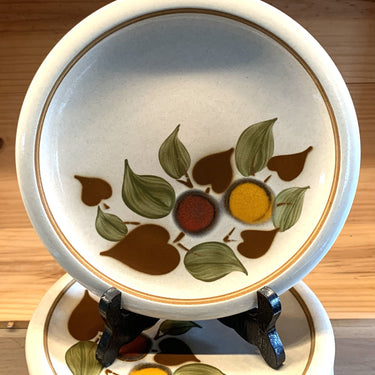 Teller / Frühstücksteller - Boch - Dekor aus orangen und roten Früchten mit grünen und braunen Blättern - 70er