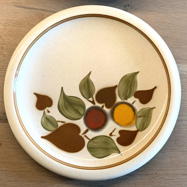 Teller / Frühstücksteller - Boch - Dekor aus orangen und roten Früchten mit grünen und braunen Blättern - 70er