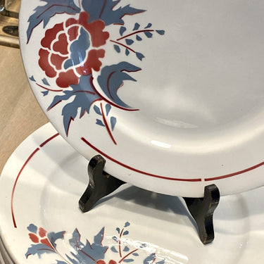 Essteller - Nimy - gesprühtes Dekor in Rot mit grau/blauen stilisierten Blumen