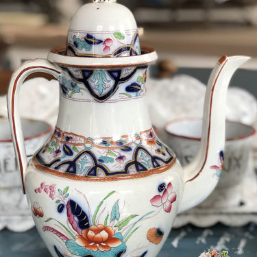 Koffiepot of chocoladepot – polychroom decor van bloemen.