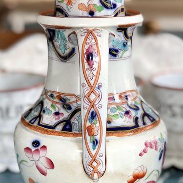 Koffiepot of chocoladepot – polychroom decor van bloemen.
