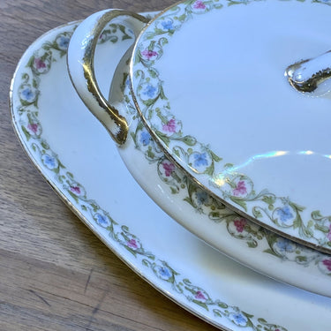 Sauce boat / saucer - Limoges - porcelain - decoration in green / gold / pink branch / flower