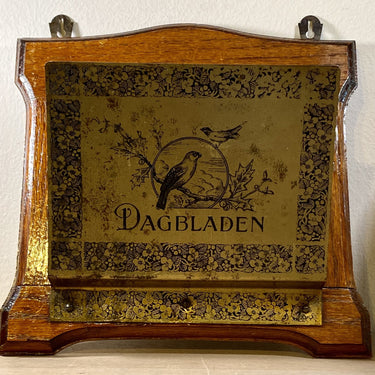 Zeitungsaufhänger / Tageszeitungsaufhänger - Messing auf Holz - Bild von Vögeln auf einem Stechpalmenzweig