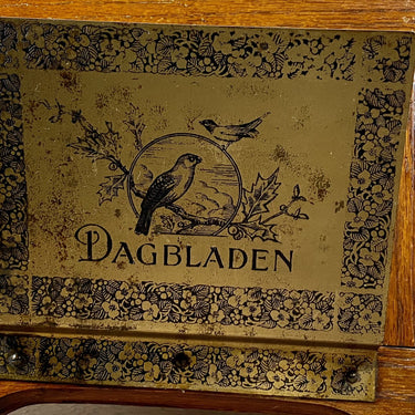 Zeitungsaufhänger / Tageszeitungsaufhänger - Messing auf Holz - Bild von Vögeln auf einem Stechpalmenzweig