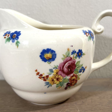 Melkkan - ongemerkt maar Petrus Regout - model BOUDEWIJN - décor met gekleurde bloemen