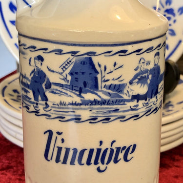 Vinaigre karafje met stopje – Art Deco decor helderblauw tafereel van boertje, een paartje en een molen in spuitdecor