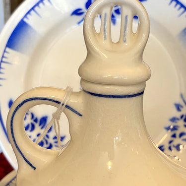 Vinaigre karafje met stopje – Art Deco decor helderblauw tafereel van boertje, een paartje en een molen in spuitdecor