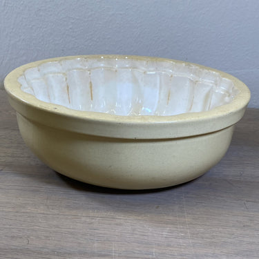 Pudding mould - Petrus Regout Maastricht - light brown/beige exterior, creamy white interior