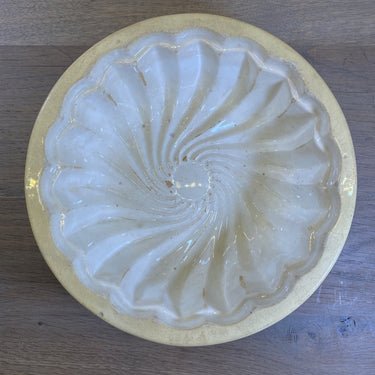 Pudding mould - Petrus Regout Maastricht - light brown/beige exterior, creamy white interior