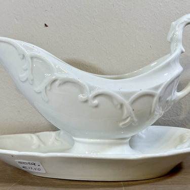 Juskom / Saucière - ongemerkt - wit porselein met een elegant reliëf