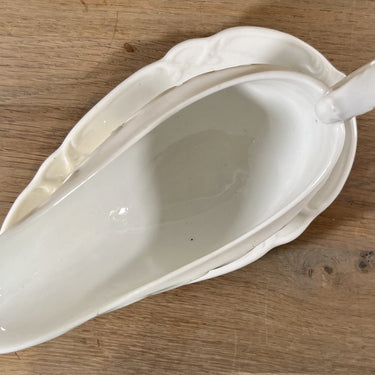 Juskom / Saucière - ongemerkt - wit porselein met een elegant reliëf