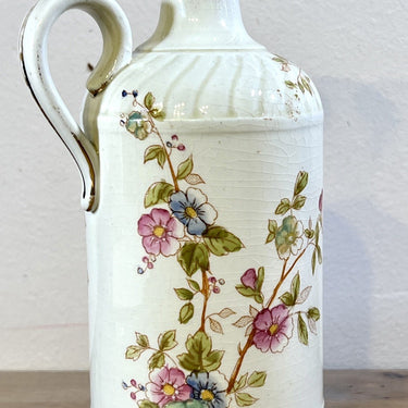 Karaf voor olie met stopje - gemerkt (onduidelijk) - genummerd 3954 - décor van roze/blauwe bloemen met goudkleurige accenten