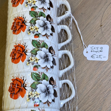 Kopjes in een netje - 6 stuks - ongemerkt maar Boch - décor van een roos met een witte bloem