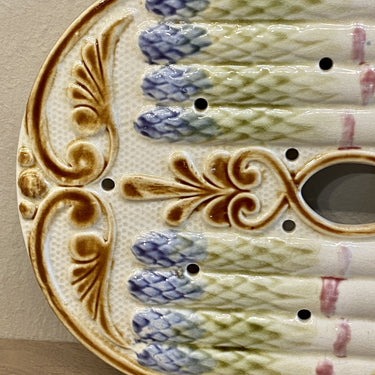 Treefje voor in een aspergeschaal - majolica - maker onbekend