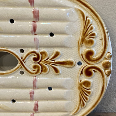 Treefje voor in een aspergeschaal - majolica - maker onbekend