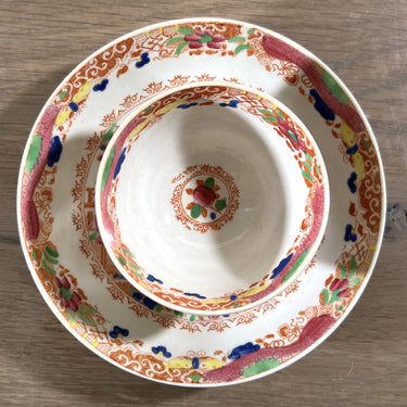 Kommetje met schoteltje - ongemerkt (Engeland?) - deels handgeschilderd Chinees décor in roze, groen en blauw