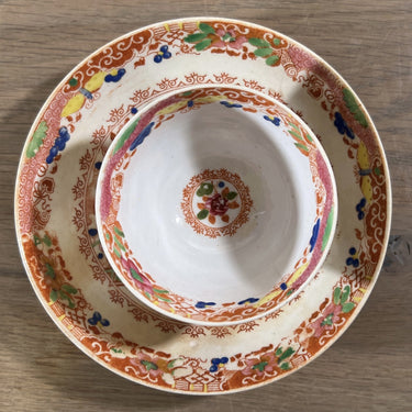 Kommetje met schoteltje - ongemerkt (Engeland?) - deels handgeschilderd Chinees décor in roze, groen en blauw