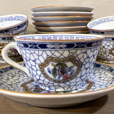 Tasse und Untertasse - kleine Größe (Kindergeschirr?) - Mosa/Louis Regout - Papageiendekor im Innenrand mit Netzdekor