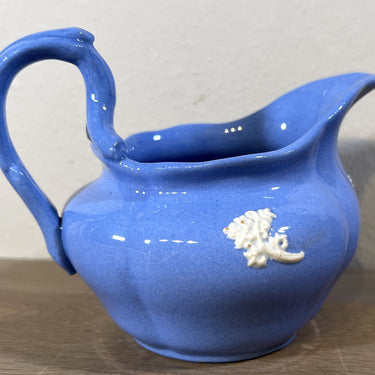 Melkkannetje - ongemerkt (Engels?) - uitgevoerd in donkerder blauwsteen
