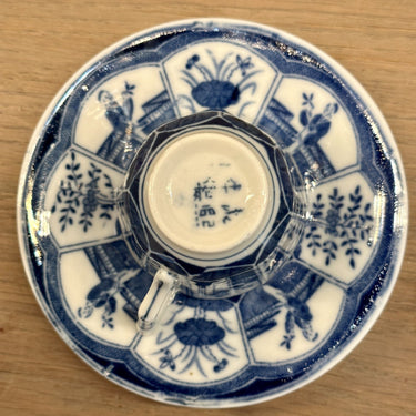 Tasse und Untertasse - kleineres Modell - Mosa/Louis Regout - Dekor LONG LIST, eckiges Modell