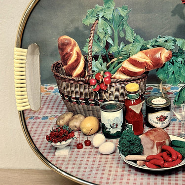 Tablett mit laminiertem Vintage-Dekorbild Wermut, Baguette, Obst, Fleisch, Gemüse und Nelken