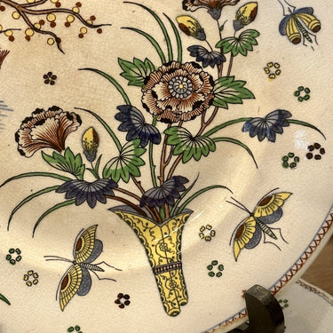 Teller / Zierteller - Boch Frères - Dekor mit Blumenvase, Vogel und Schmetterlingen in gelb/grün/blau