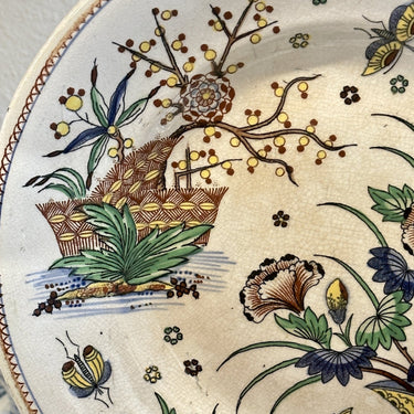 Teller / Zierteller - Boch Frères - Dekor mit Blumenvase, Vogel und Schmetterlingen in gelb/grün/blau