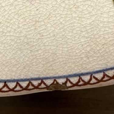 Teller / Zierteller - Boch Frères - Dekor mit Blumenvase, Vogel und Schmetterlingen in gelb/grün/blau