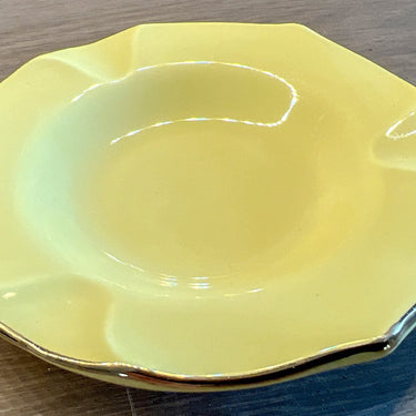 Aschenbecher - kleines Modell - Boch - Dekor in Gelb mit goldfarbenem Rand