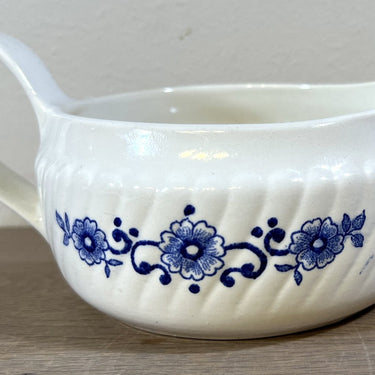 Milchkännchen / Saucenkännchen - größeres Modell - Boch - Dekor mit blauen Blumen