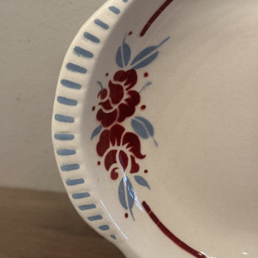 Fleischgericht / Gericht - rechteckiges Modell - Boch - Dekor in Grau/Blau und Rot-Spritzdekor