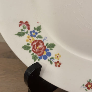 Gebakschaal - ongemerkt maar Petrus Regout - décor met roze/gele/blauwe bloemen en reliëforen