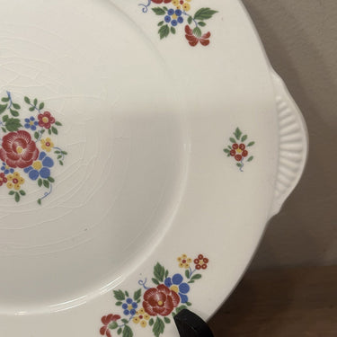 Gebakschaal - ongemerkt maar Petrus Regout - décor met roze/gele/blauwe bloemen en reliëforen