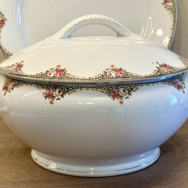 Soepterrine / Terrine - Societe Ceramique Maestricht - décor 1704 met roosjes, zwarte versierselen en goudgekleurde rand