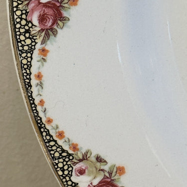 Schaal - groot rond model - Societe Ceramique Maestricht - décor 1704 met roosjes, zwarte versierselen en goudgekleurde rand