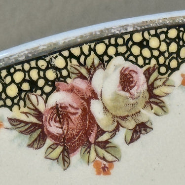 Schaal - groot rond model - Societe Ceramique Maestricht - décor 1704 met roosjes, zwarte versierselen en goudgekleurde rand