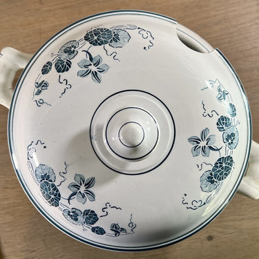 Soepterrine / Terrine – ongemerkt – décor met gestileerde klimop met strepen in petrol kleur