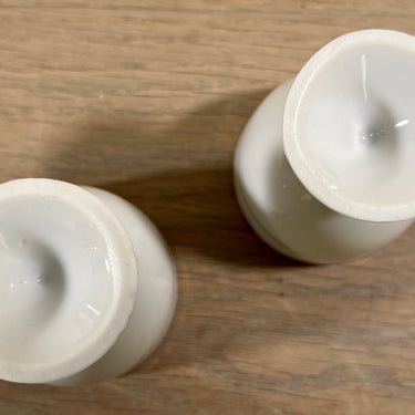 Eierdop - porselein - ongemerkt - uitgevoerd met goudgekleurde lijntjes